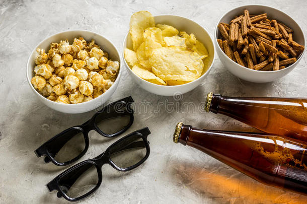 家社交聚会和televisi向电视机观察,小吃和啤酒向st向e背景