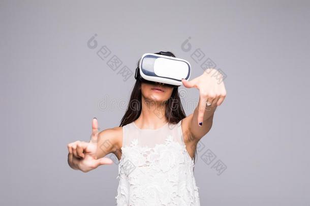 <strong>微笑</strong>幸福的女人获得经验使用VirtualReality<strong>虚拟现实</strong>-戴在头上的耳机或听筒眼镜关于