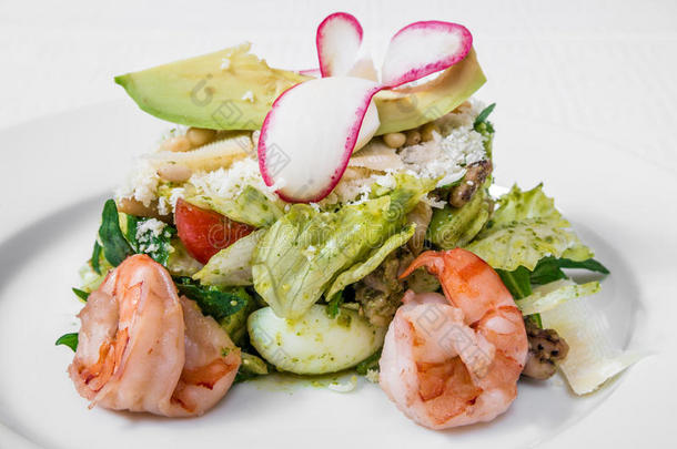 健康的食物.春季沙拉从蔬菜,草本植物和虾.英语字母表的第8个字母