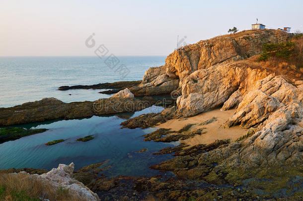 指已提到的人海滨风景