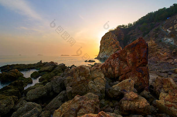 指已提到的人海滩岩石日落风景