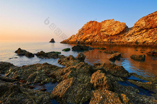 指已提到的人海岸日出风景