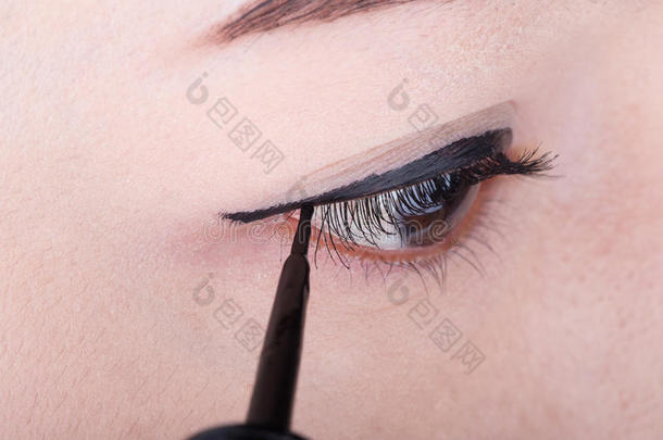 女人做-在上面和黑的眼线膏