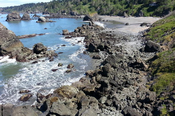 洋岩石向指已提到的人失去的海岸