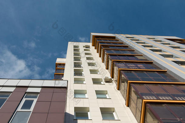 许多-楼层住宅的寓所建筑物越过蓝色天