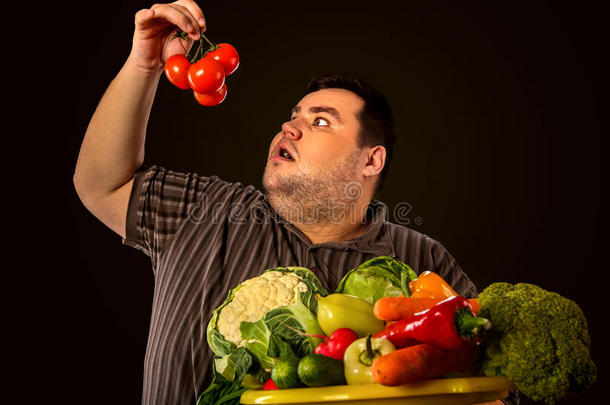 日常饮食肥的男人吃健康的食物.健康的早餐和植物