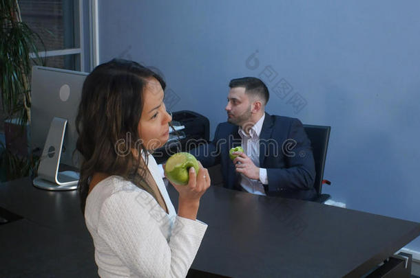 年幼的商业人所有午餐同时,吃绿色的苹果