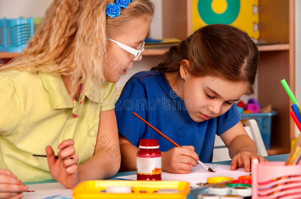 小的学生孩子们绘画采用艺术学校班.