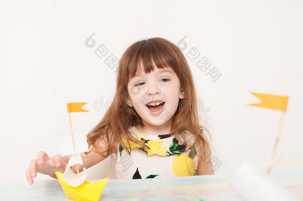 一小的女孩演奏和纸小船
