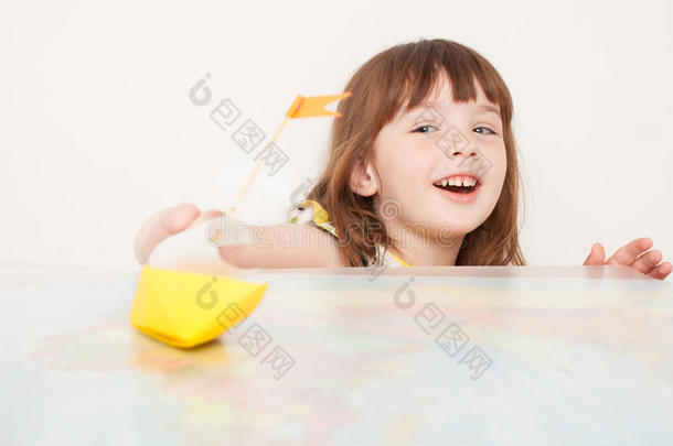一小的女孩演奏和纸小船