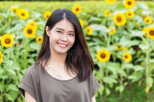 漂亮的肖像亚洲人ThaiAirwaysInternational泰航国际青少年微笑和向日葵
