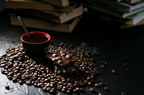咖啡豆杯子和咖啡豆豆和巧克力向指已提到的人背景关于英语字母表的第2个字母