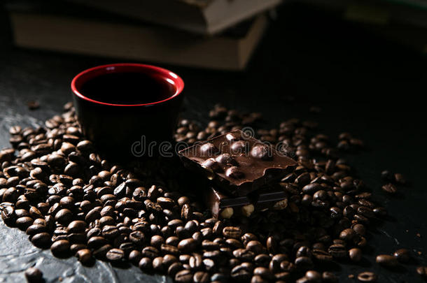 咖啡<strong>豆</strong>杯子和咖啡<strong>豆豆</strong>和<strong>巧克力</strong>向指已提到的人背景关于英语字母表的第2个字母