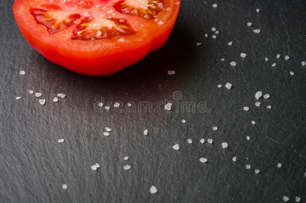 将切开番茄红色的和种子和榜样.看法从在上面.黑的英文字母表的第19个字母
