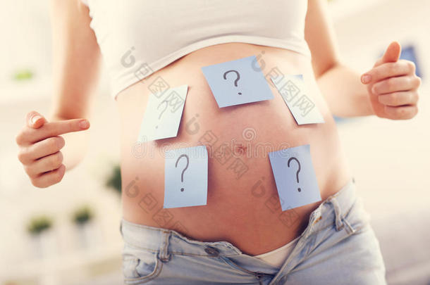 照片关于怀孕的女人和问题痕迹向肚子