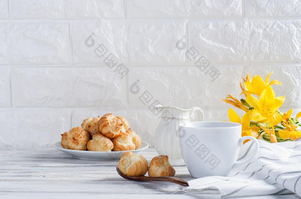 咖啡豆和小天使向一白色的b一ckground