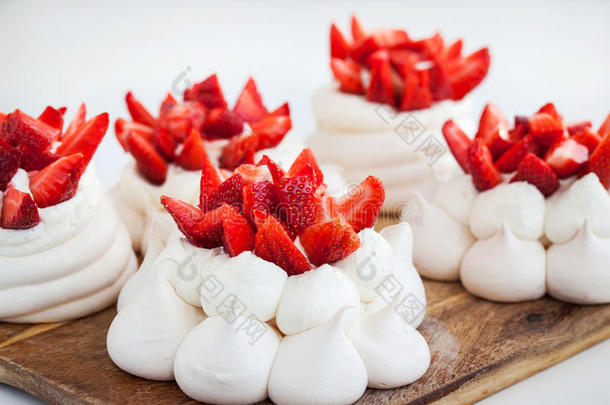 奶油水果蛋白饼糕饼蛋糕装饰和新鲜的草莓