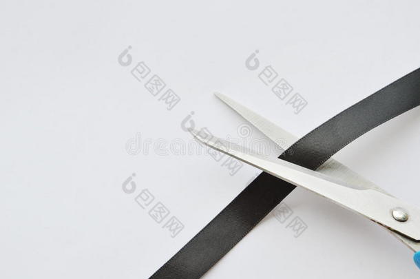 剪刀刀片锋利的黑的布带向白色的背景