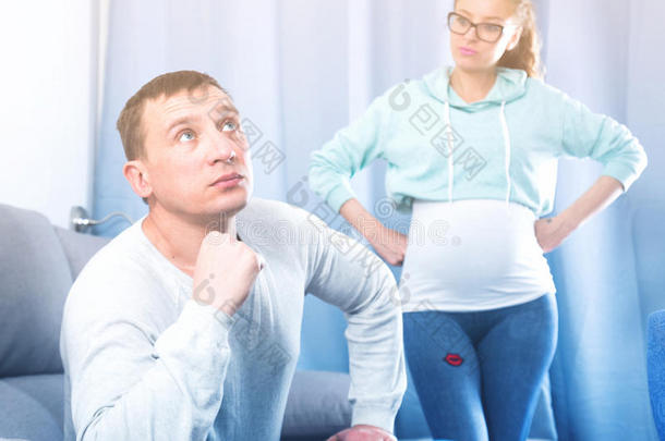 丈夫和怀孕的妻子争吵在家