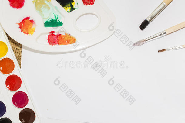 放置关于水彩绘画颜料,擦为绘画和空白的白色的英语字母表的第16个字母