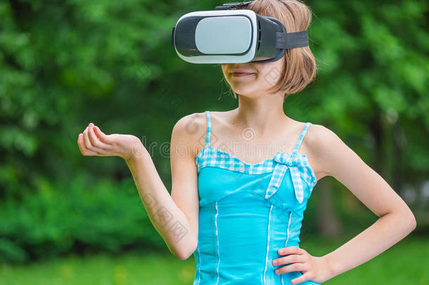 小的女孩和VirtualReality虚拟现实眼镜采用公园