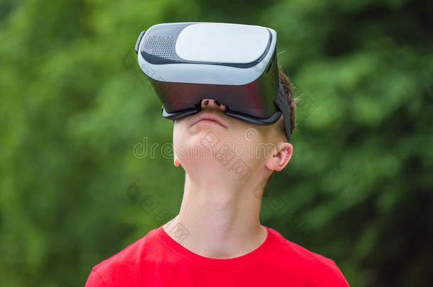 青少年男孩和VirtualReality虚拟现实眼镜采用公园