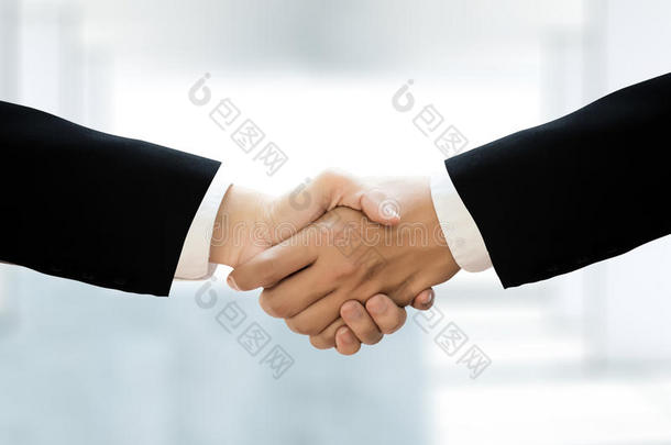 商人握手专业的商业伙伴关系会议
