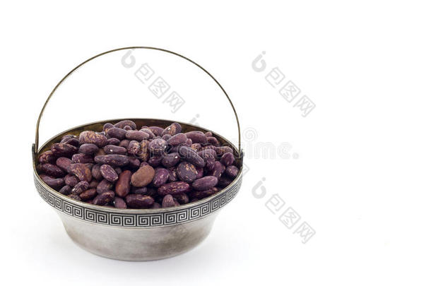 生的红色的豆采用银碗和向白色的背景