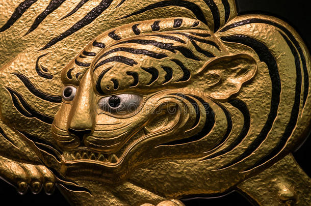 金色的老虎艺术品装饰采用大阪城堡.