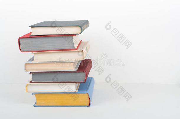 书堆垛.敞开的书,精装书书s向木制的表和whiteiron白铁