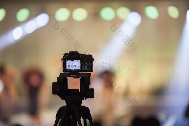 摄像录像机在时尚给看婚礼公平的出局关于集中,污迹后座议员