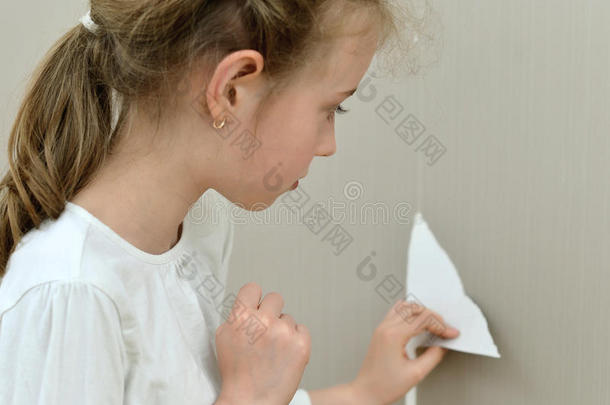小的女孩被宠坏的指已提到的人壁纸.