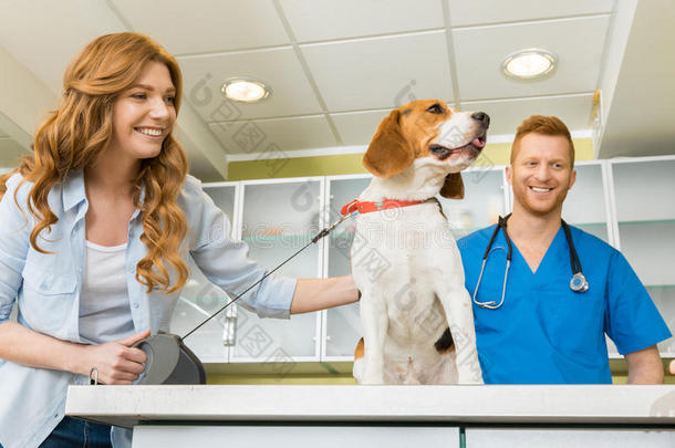女人和她狗在兽医的医生