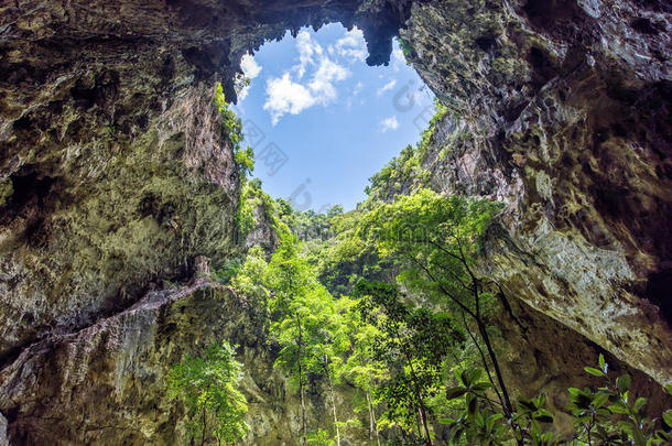 里面的洞穴和阳光通过洞向洞穴天花板.佛拉雅英语字母表的第14个字母