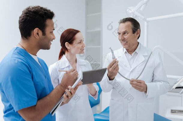 侧面照片关于年幼的住院实习医生在期间收听的向他们的men向r