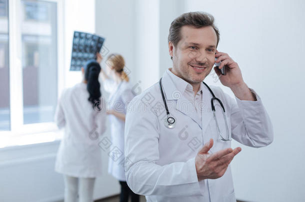 集中的医生使用现代的智能手机采用指已提到的人cl采用ic