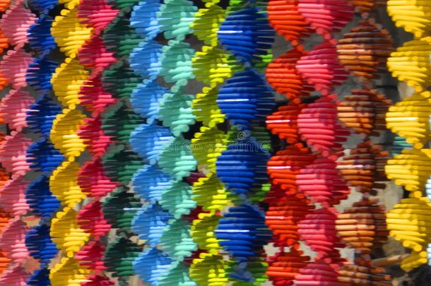 富有色彩的条关于盘旋上升编用灯芯绒做的衣物