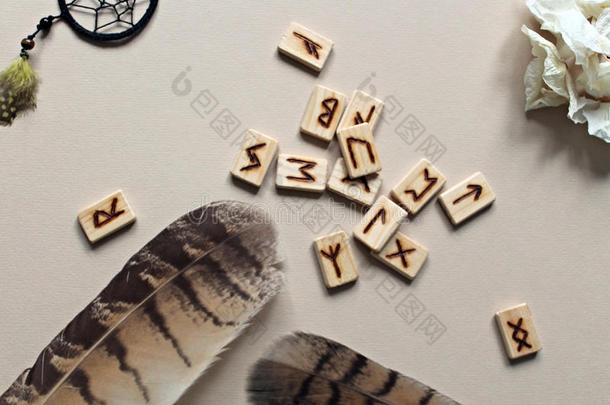 木制的古代北欧使用的文字照片