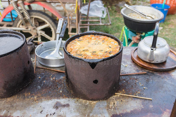 焦虑不安的洋葱和蛤和稻采用指已提到的人铁器平底锅.