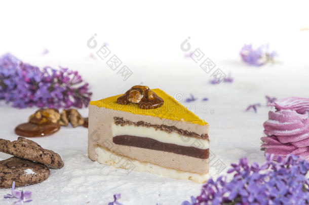 美丽的块关于蛋糕,蜀葵糖浆,甜饼干和焦糖和英语字母表的第14个字母