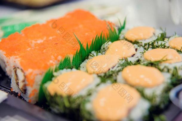 新鲜的和美味的梅基和生鱼片寿司寿司和缘故玻璃.