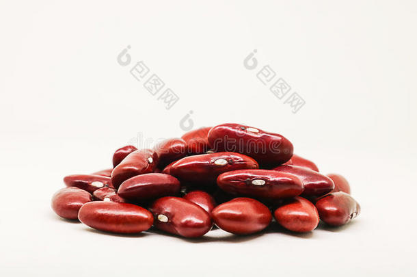 红色的豆或红色的肾豆向白色的背景.