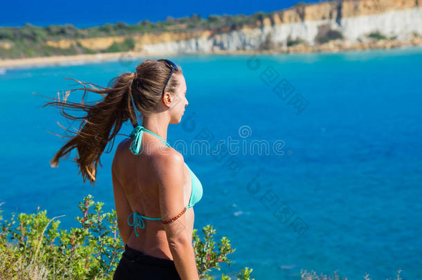 年幼的女人和运动海滩-扎金索斯,希腊