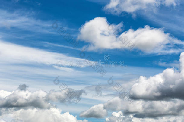 混合的云以天空为主题的画