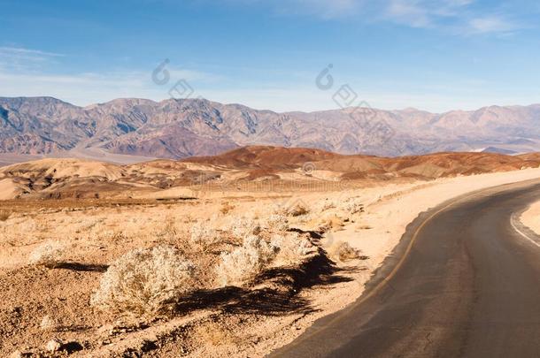 全景的看法敞开的路死亡山谷国家的公园公路