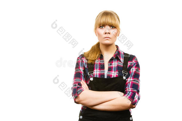 生气的女人使人疲乏的<strong>粗布</strong>工作服和检查衬衫