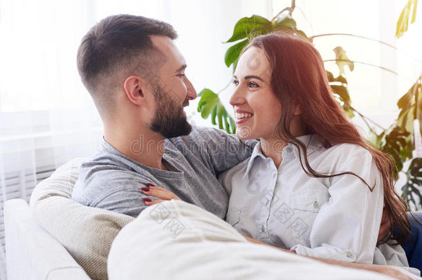 爱的男<strong>朋友</strong>和女<strong>朋友</strong>有样子的在每别的在期间sitting-room起居室