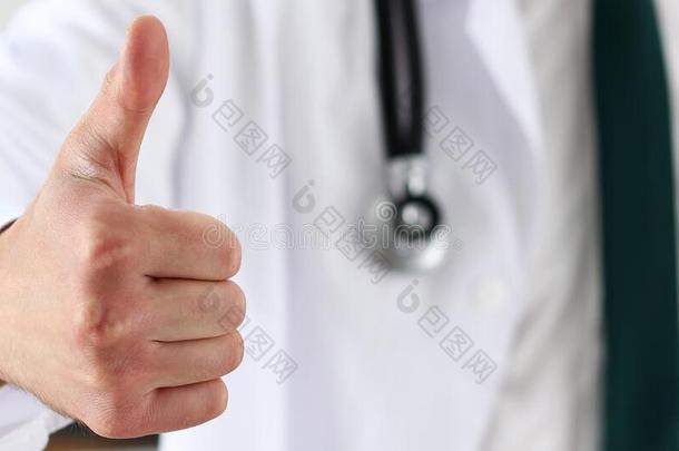 手关于医生展映ohnekosten不计价符号和拇指在上面在关于fice
