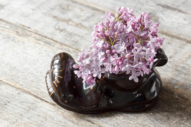 一花束关于花关于丁香花属采用一cer一mic鞋.