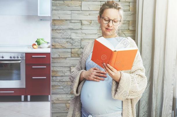 怀孕的女人和肚子阅读书